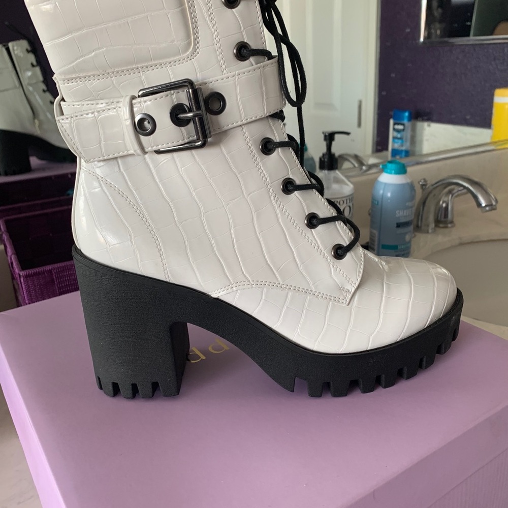 Boots ( Madden Girl)